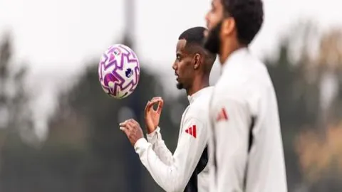 内马尔转投桑托斯，巴黎生涯落幕开启新征程